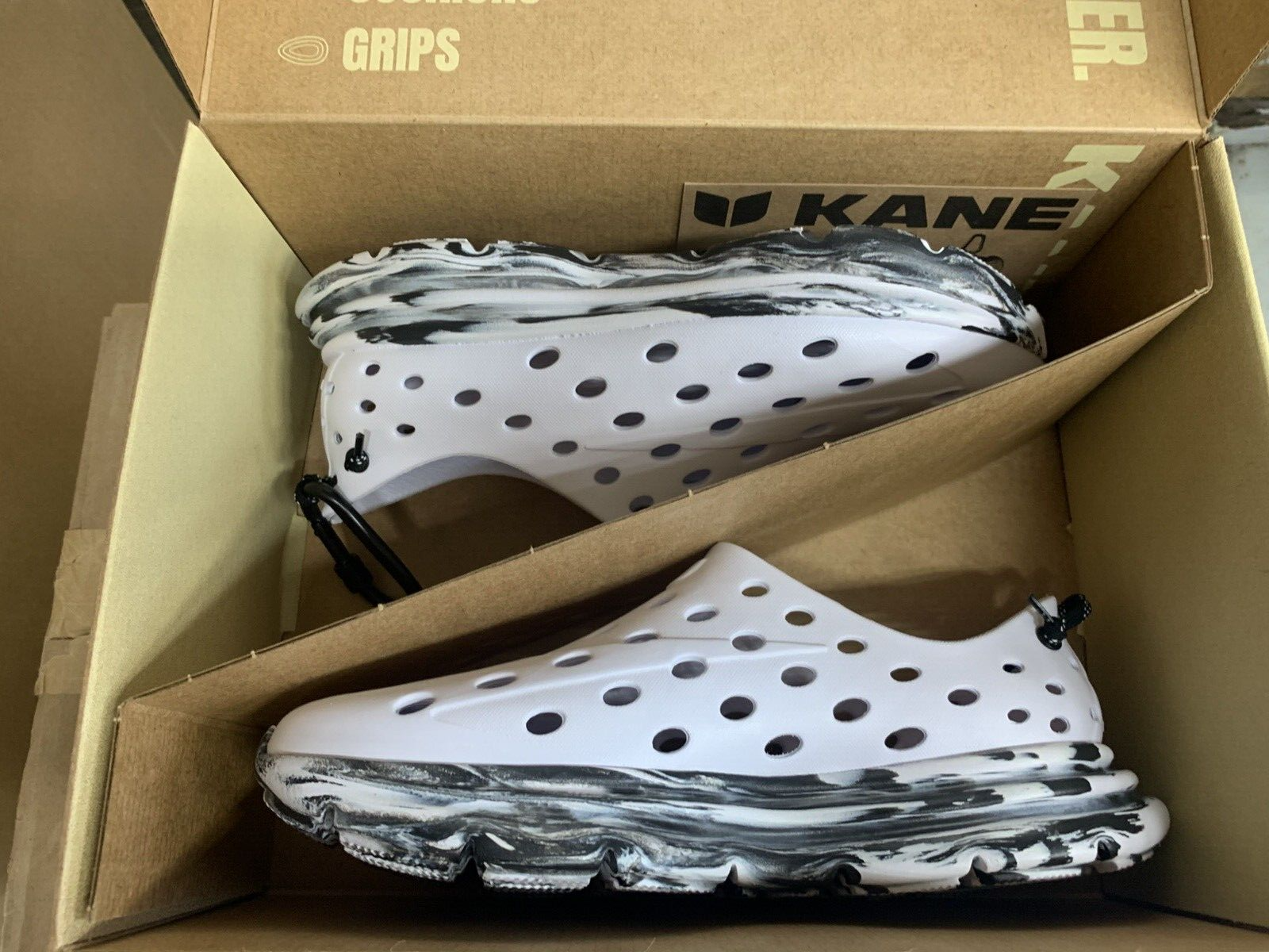 Kane Footwear Recovery Shoe Revive White/Marble Speckle Men's size 10 Women's 12