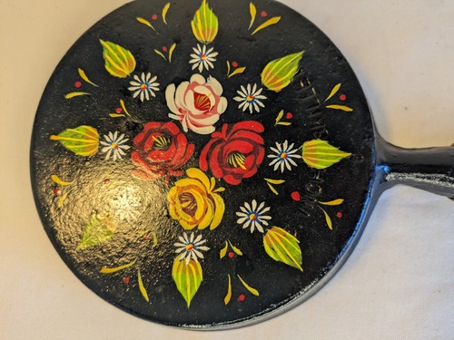Padella in ghisa dipinta chiatta manico legno fiori dipinti a mano da appendere a parete - Foto 2 di 4