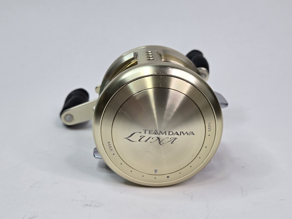 MOULINET DE PÊCHE baitcast Daiwa Aird Red Tune 100R avec poignée droite