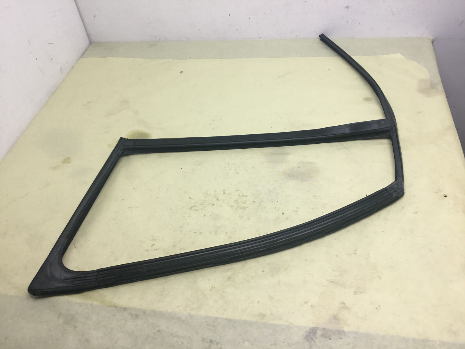 Bentley Flying Spur W12 Front Right Door Window Seal Weather Strip 13-18 |:Y