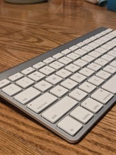 Apple Wireless Keyboard A1314 Bluetooth Aluminum Silver White Tested Working