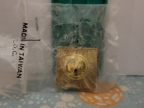 GEORGIA BONESTEEL'S SPINNING SPOOLS Lapel Hat Pin - Quilt Crafters Club - Picture 2 of 2