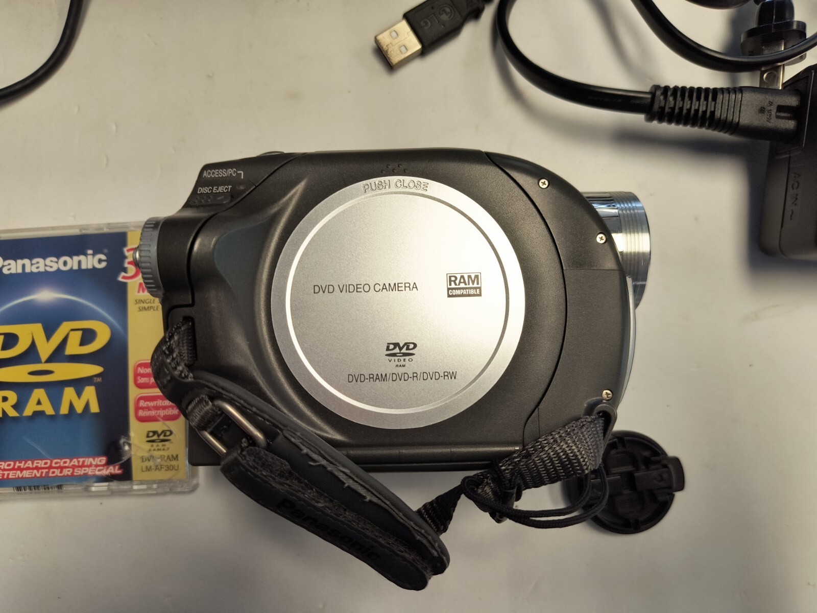 Panasonic Palmcorder MultiCam VDRD105 DVD Camcorder W/ DVD Ram Discs