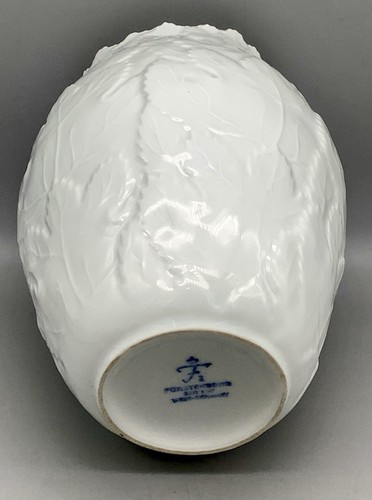 VTG Furstenberg Germany White Glazed Porcelain “Leaf Motif” Relief Vase 6” H - Picture 11 of 13