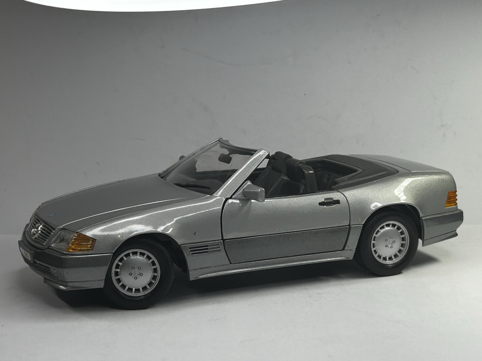 Maisto 1989 Mercedes -Benz 500SL Convertible Silver 1:18 Die