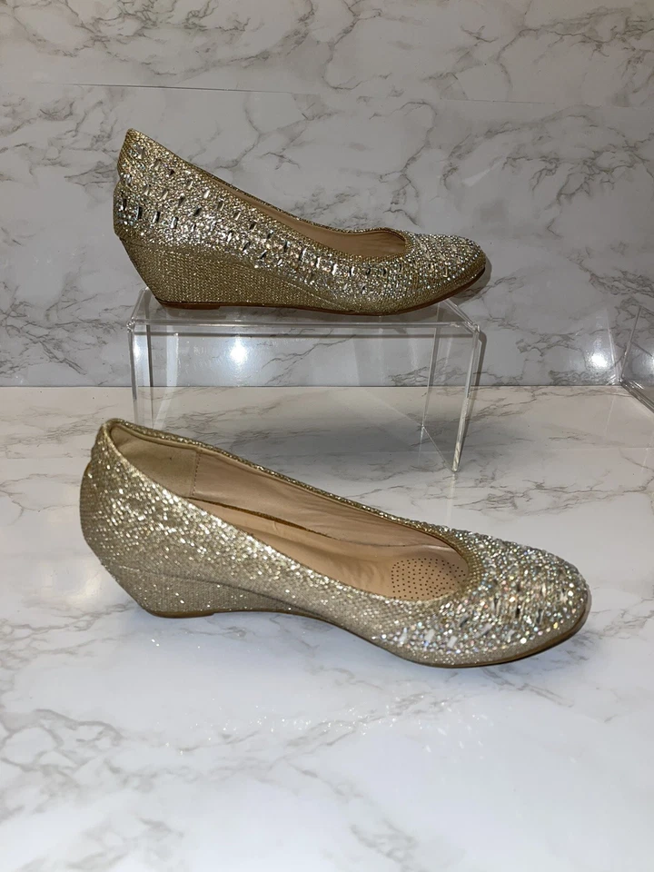 Vestido de fiesta Forever para mujer de tacón bajo con cuña punta cerrada talla 7 dorado usado un par de veces Foto 2 de 4