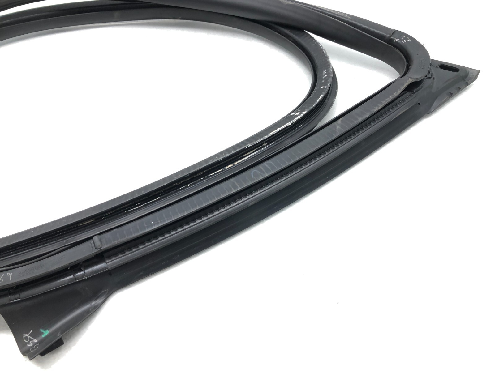 2017-2024 MASERATI LEVANTE S RIGHT PASSENGER FRONT DOOR WEATHERSTRIP SEAL OEM