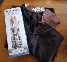 Lote de guantelete, capa y pantalones de acción de rol/cosplay Assassins Creed Ezio Auditore en muy buena condición