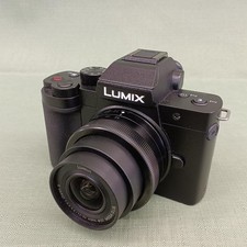 Kit fotocamera mirrorless Panasonic DC-G100 con sensore micro quattro terzi da 20,3 MP utilizzo