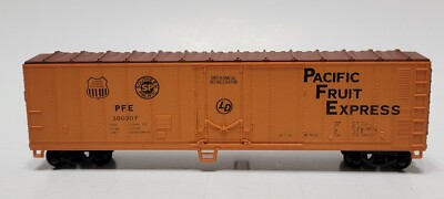 HO SCALE LIMA PACIFIC FRUIT EXPRESS REFRIGERATOR CAR PFE 300207 REEFER
