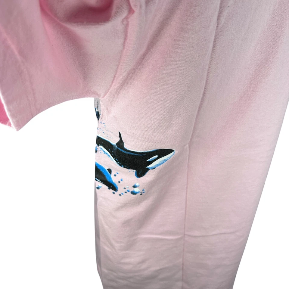 Camiseta Masculina Vintage Marineland Grande Rosa Gráfica Envolvente Orca Baleia Peixe - Imagem 3 de 4