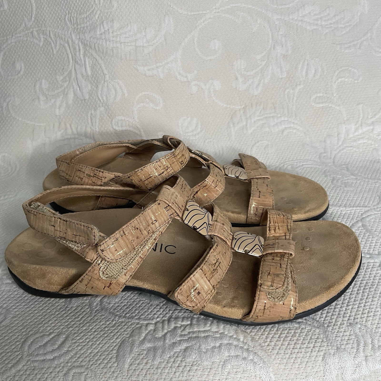 APL Vionic Sandali Regolabili Ambra Tan Look Sughero Accenti Lamina Oro Donna Taglia 9