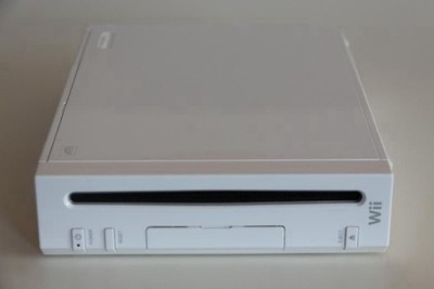NINTENDO Wii SPIELEKONSOLE,IN WEISS ( OHNE ORIGINAL VERPACKUNG & BESCHREIBUNG ).