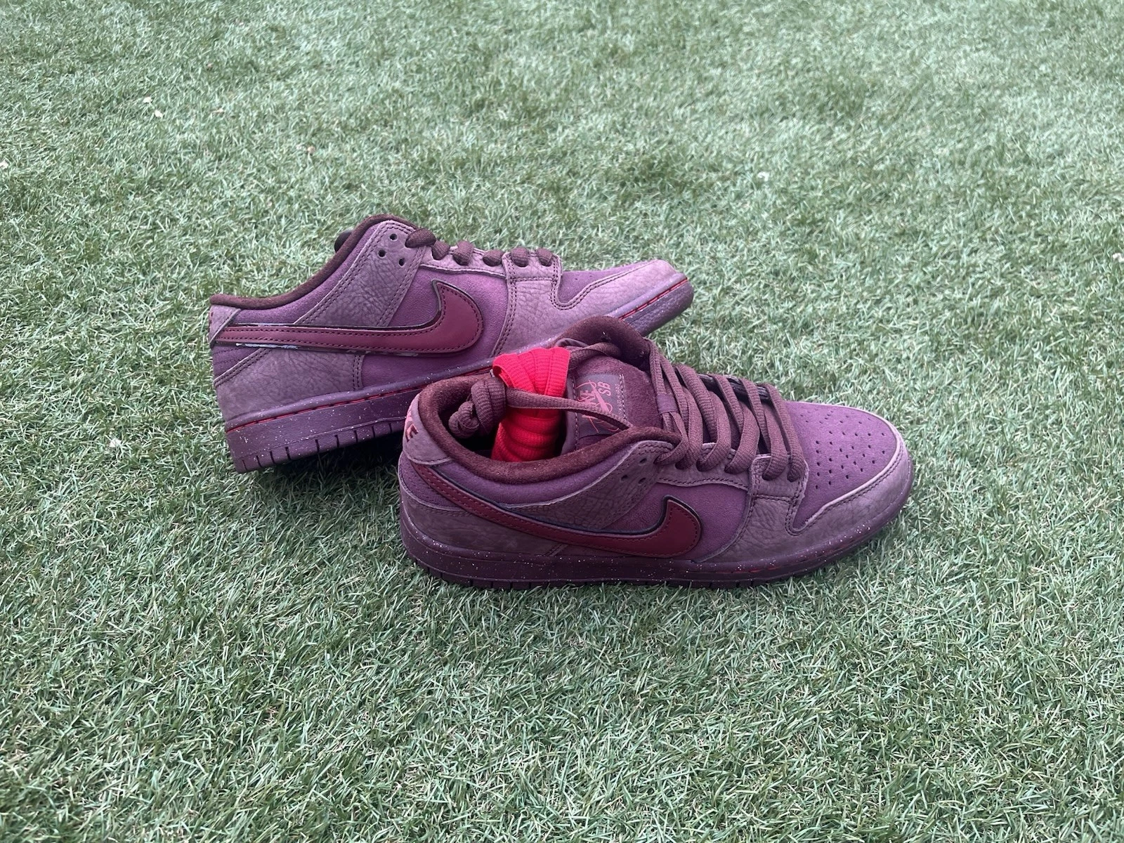 Nike SB Dunk Low PRM 'City of Love Burgundy Crush' UK 6.5 Spedizione veloce ?