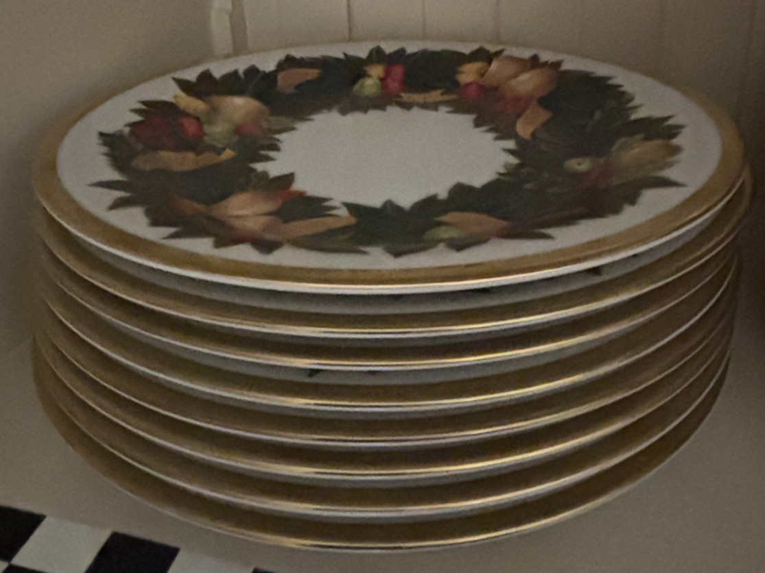 Set of 8 Royal Gallery Gold Buffet Christmas Wreath Design Salad/Luncheon Plates