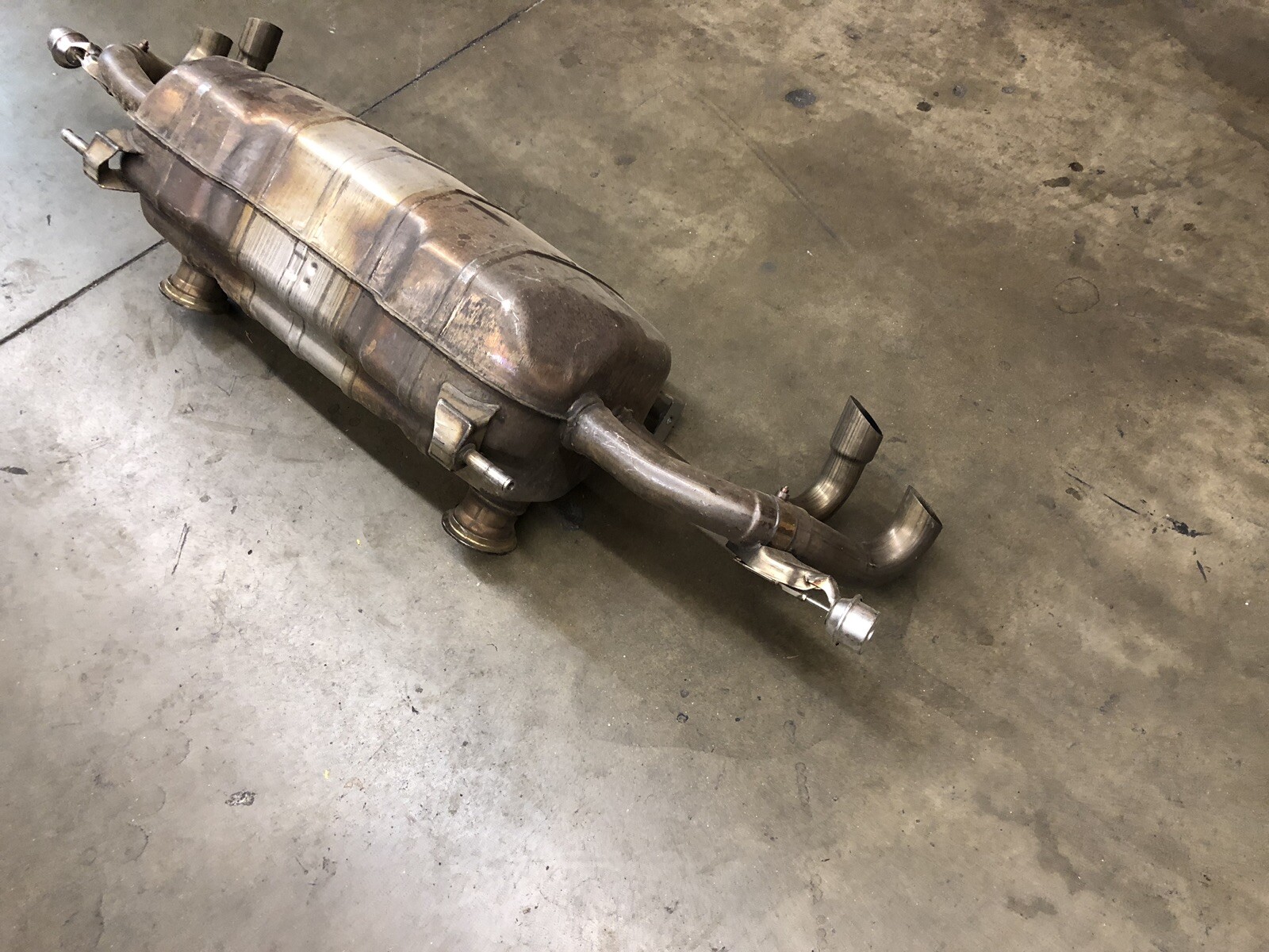LAMBORGHINI HURACAN STOCK FACTORY EXHAUST MUFFLER