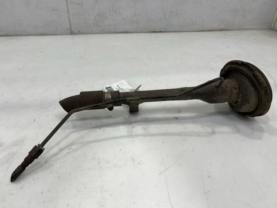 Conjunto de tubo de llenado de cuello de llenado de combustible Nissan Titan 2004-2010 OEM 172217S200 Foto 3 de 4