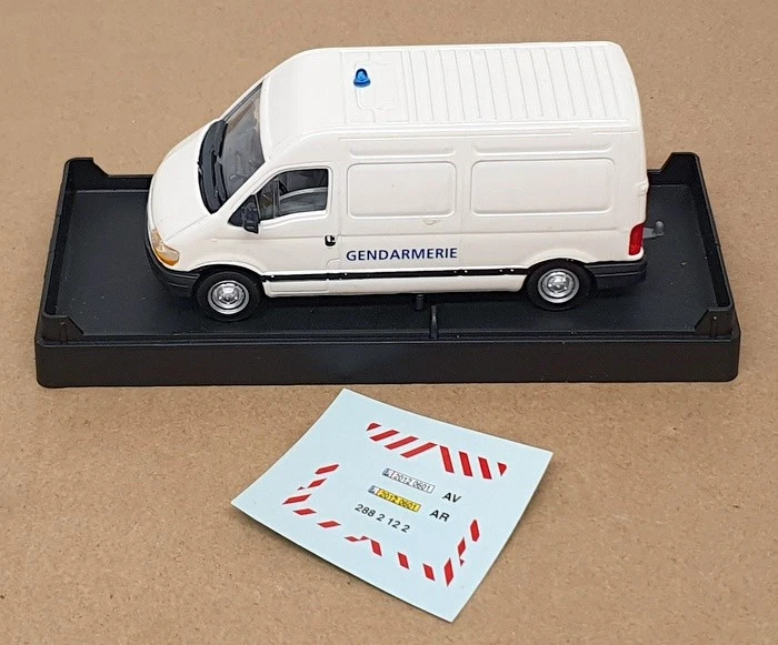 Verem 1/43 Scale V288 - Renault Master Van Gendarmerie - White - Image 4 of 4