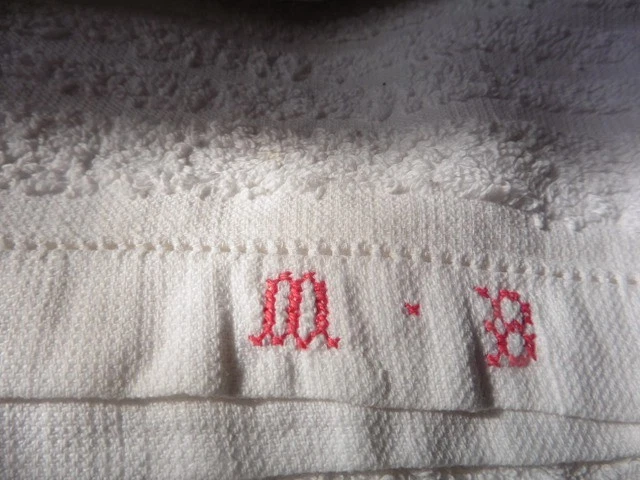 4ANCIENNES SERVIETTES DE TOILETTE EPONGE COTON BLANC "MB"ROUGE - Photo 3/4