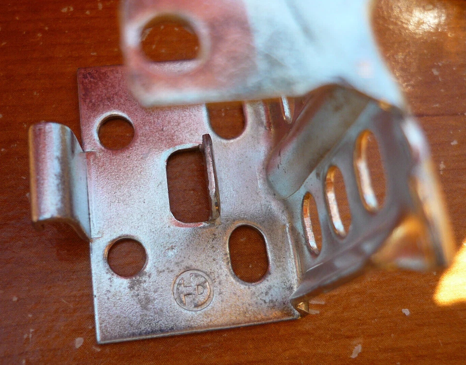 (4) Vintage Hunter Douglas 1" Steel Mini Blind Center Support Brackets - Image 3 of 4