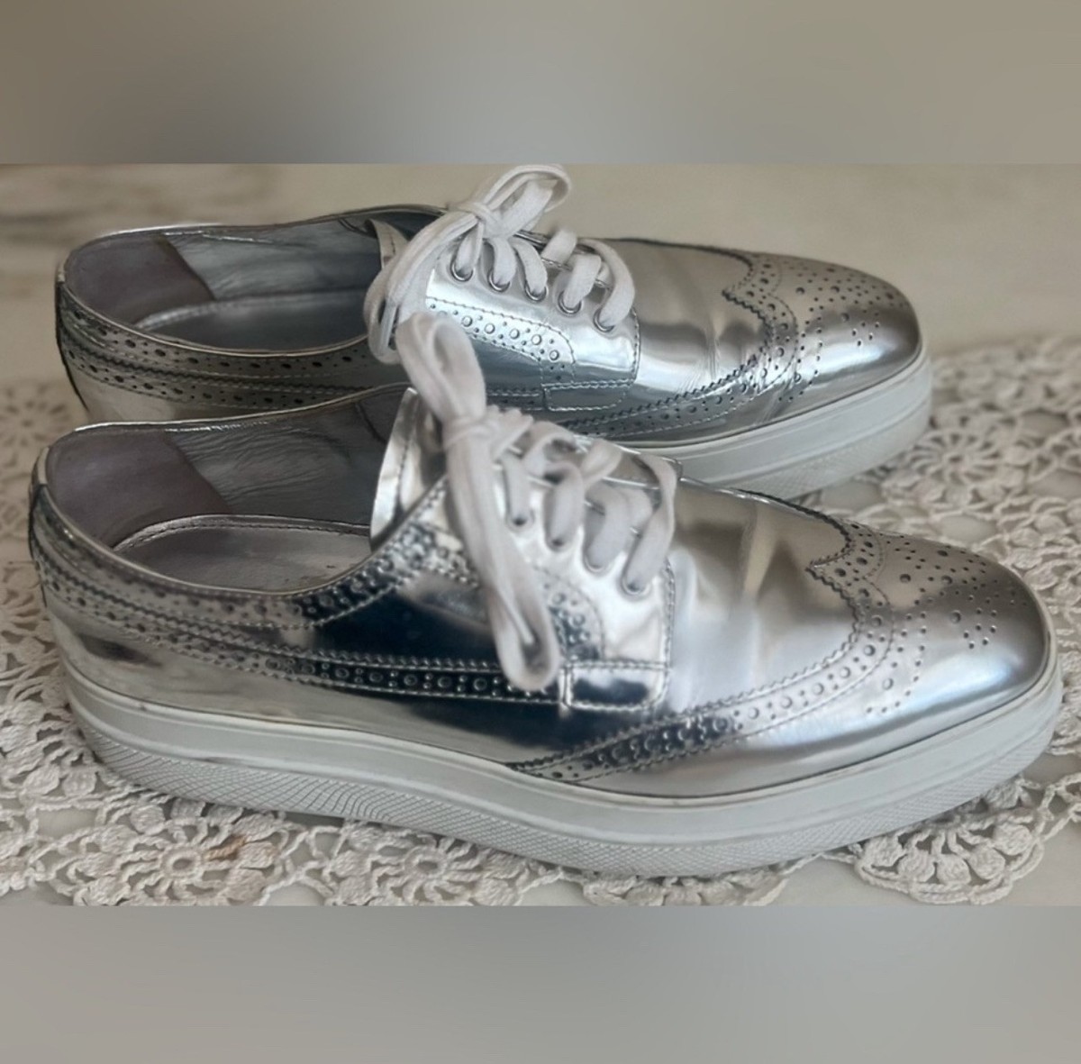 最終お値下げ　PRADA メタリックシルバーオックスフォードシューズ Womens Prada Oxford Silver Metallic Lace Up Shoes Msrp $995 Size