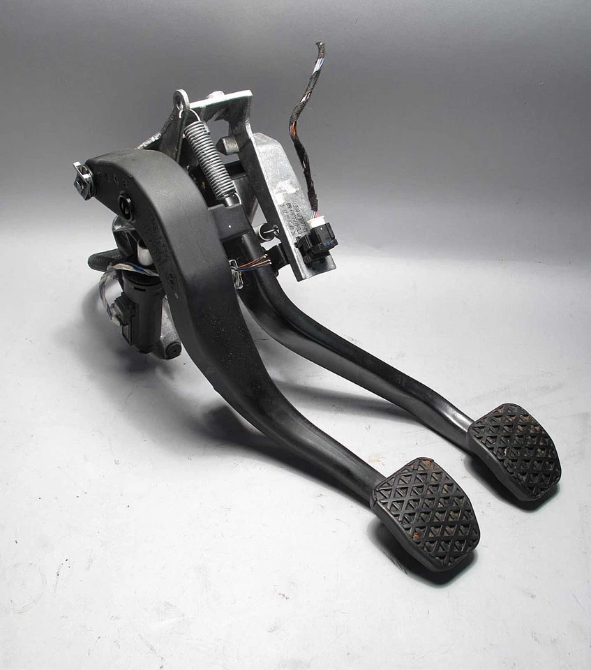 Conjunto de pedal de embrague de transmisión manual BMW 2008-2013 con cilindro usado OEM Foto 2 de 4