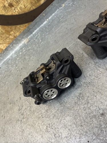 Yamaha R1 2CR 2015-2019 Front Brake Calipers 7500 Miles Mint Condition - Picture 3 of 12