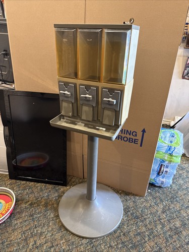 WORKING FINE Three Bin Vendstar 3000 Bulk Candy Vending Machine W/ STAND & KEYS