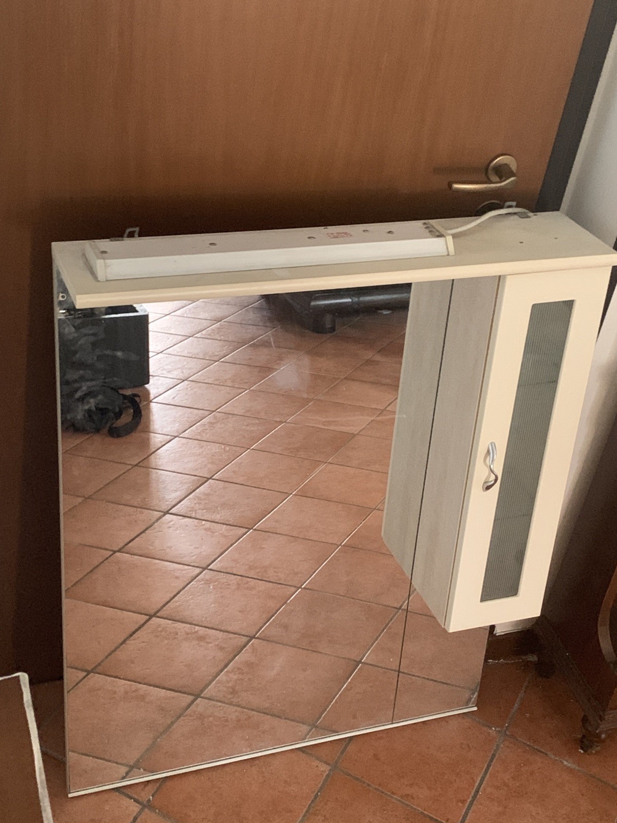 Specchiera bagno e mobile con ripiani