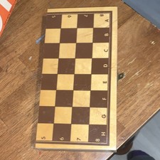 Jeu d'échecs pliable portable en bois avec plateau et pièces, couleurs marron beige noir