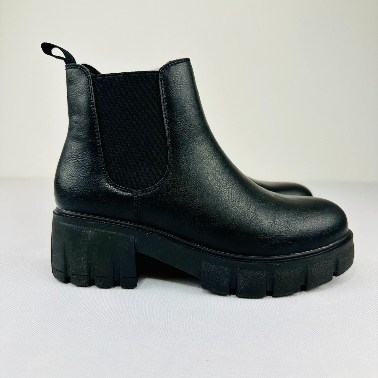 SAOLA Stivaletti donna Cushionaire Sasha Chelsea taglia 7 neri memory foam suola a strappo