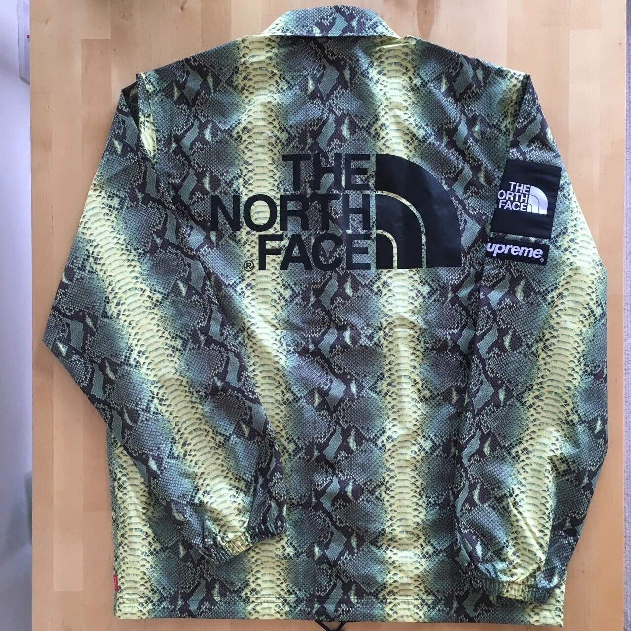 Veste d'entraîneur Supreme The North Face peau de serpent. Medium.