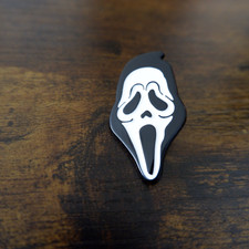 Broche Ghostface Ghost Face Scream Película de Miedo Botón Novedad + Bolsa de Regalo Gratis