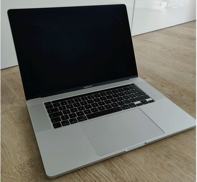 MacBook Pro 16'' / 2,4 GHz / Intel UHD 630 / 32GB / 512GB / KB-D / DEU2020