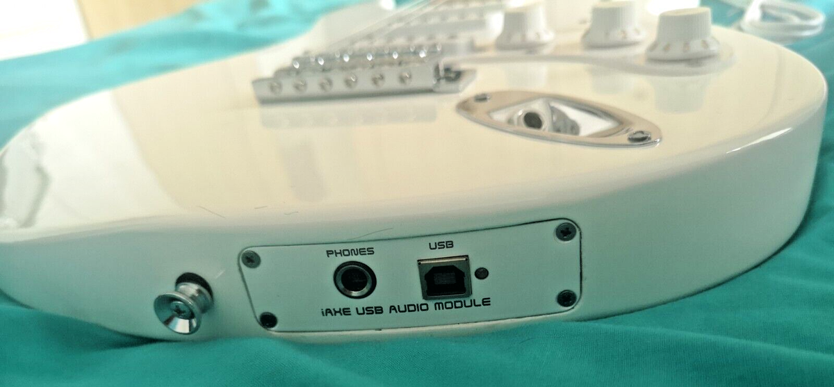 Behringer iaxe 393 Stratocaster type electric guitar in white
