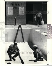 1988 Press Photo City of Cleveland employees work to remove glass from the paint