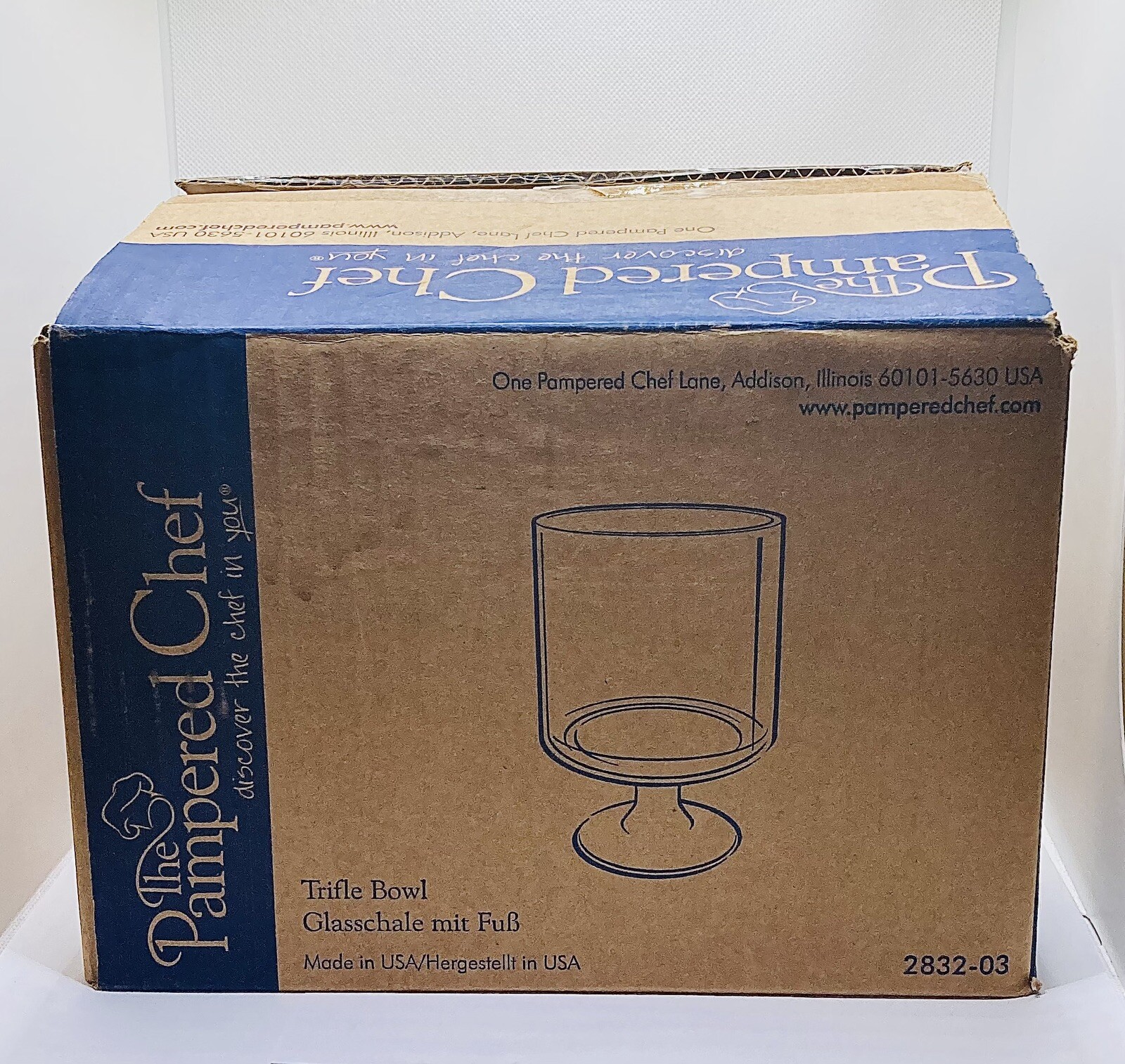 Pampered Chef Glass Trifle Bowl WITH Stand & Lid NEW, OPEN BOX