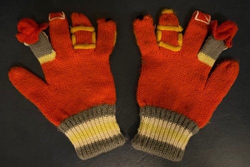 Kidorable FIREMAN Knit Acrylic Finger Puppet GLOVES -Red- Size: Medium (6-8 Yrs) - Picture 3 of 4