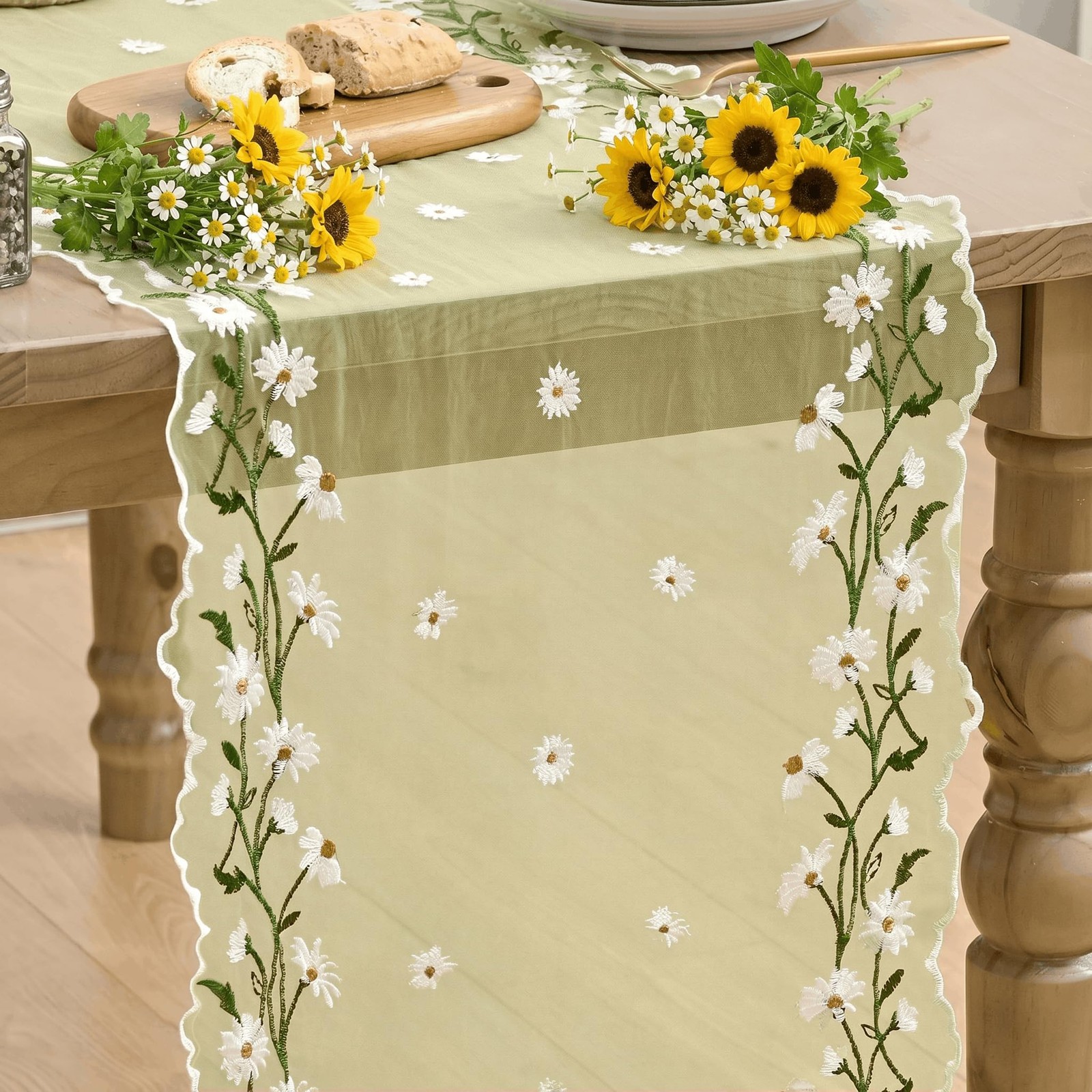 Chemin de table en tulle brodé fleurs jaunes de Pâques pour grand repas de famille champêtre