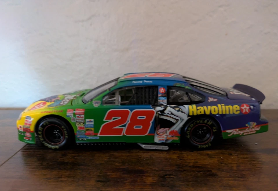 Kenny Irwin #28 Texaco/Joker 1998 Ford Taurus 1:24 Nascar Diecast Model  - Image 3 of 4