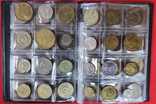 A collection of different types of coins in a red folder of 120 pieces - Picture 5 of 12