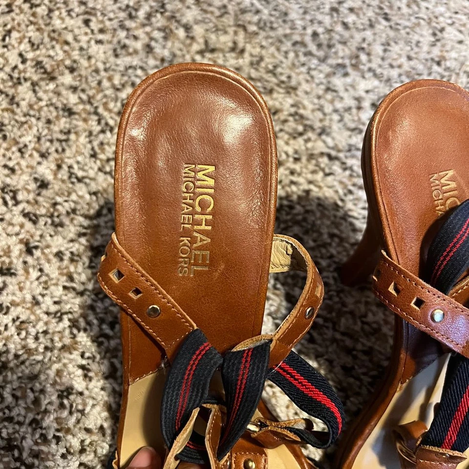 Sandalias Michael Kors de cuero marrón con detalle de rayas rojo marino y herrajes dorados Foto 3 de 4