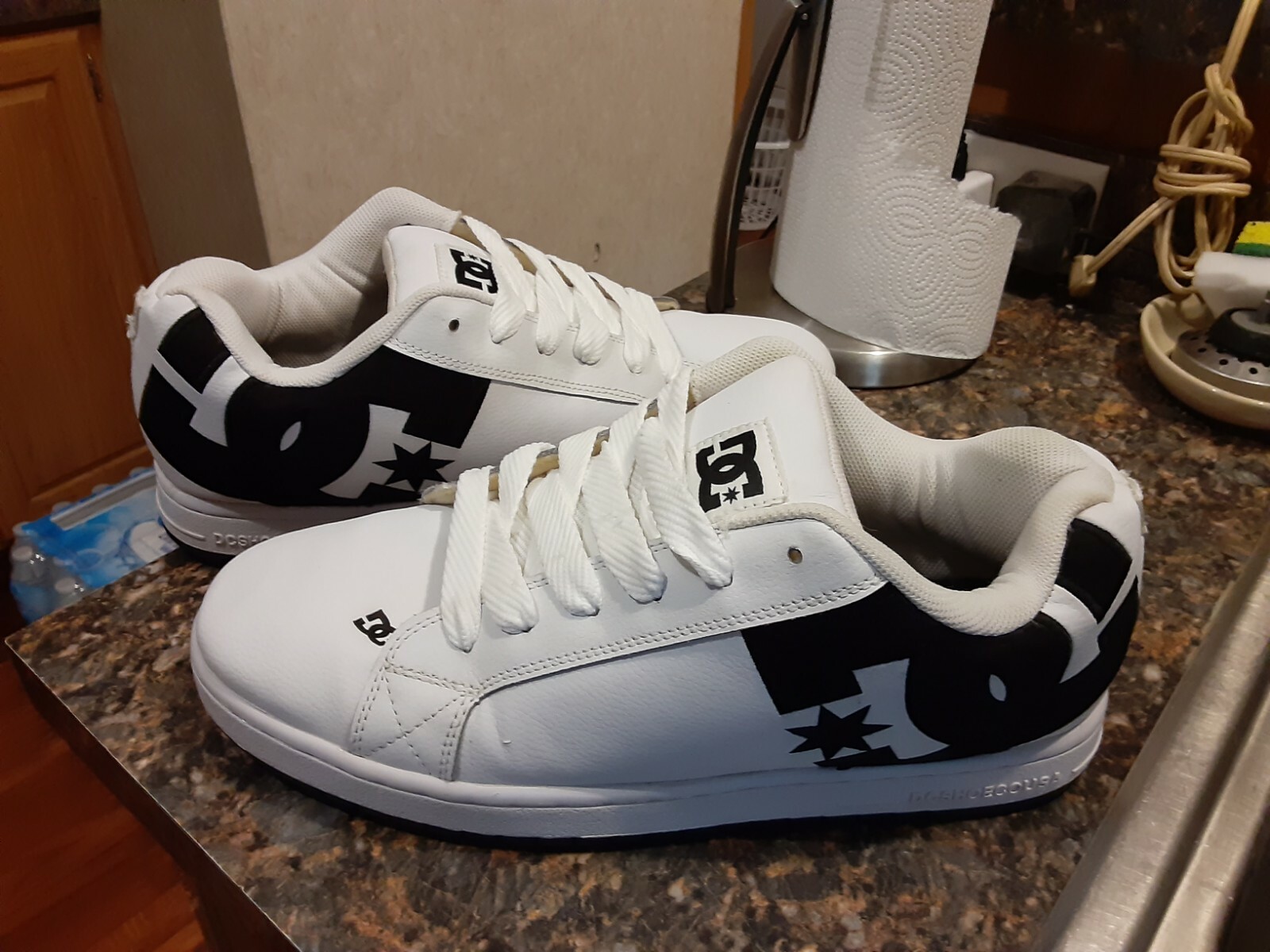 court graffik se shoes