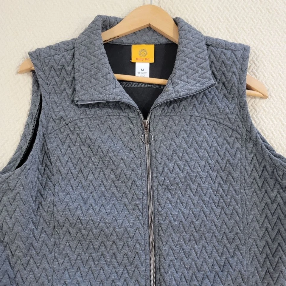 Ruby Rd Women's Gray Quilted Vest Size Medium Zipper Front And Pockets - Image 2 of 4