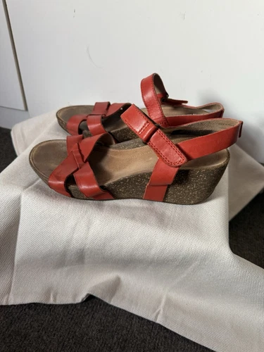 Bellissimi sandali da donna Temira Compass Clarks in pelle arancione con zeppa 4D