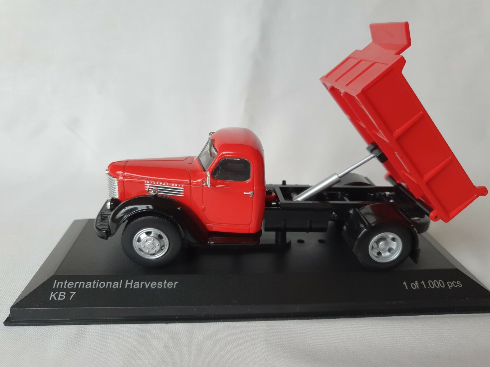 Whitebox Diecast Model Scale 143 WB223 1948 International Harvester