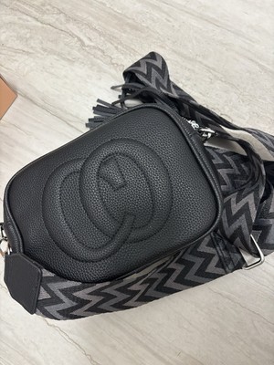 Damen Crossbody Umhängetasche schwarz Kunstleder Logo Zickzack Gurt silber RV