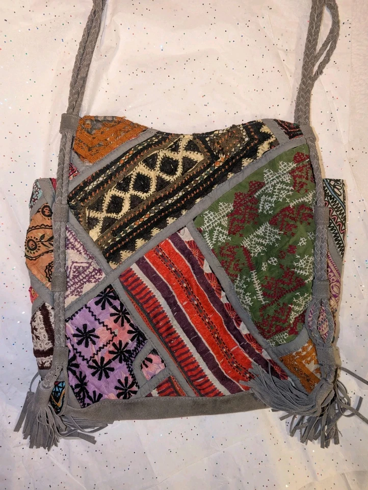 Free People 波西米亚吉普赛刺绣斜挎包灰色麂皮绒拼布包钱包  — 第 3/4 张图片