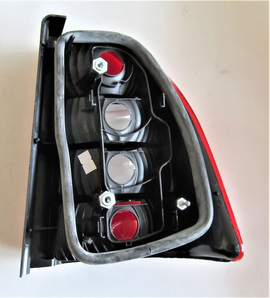 Luz Trasera Lado Izquierdo Fiat Strada Modelo 2002 05 Depo 661-1938L-U Nuevo Repuesto Foto 2 de 4