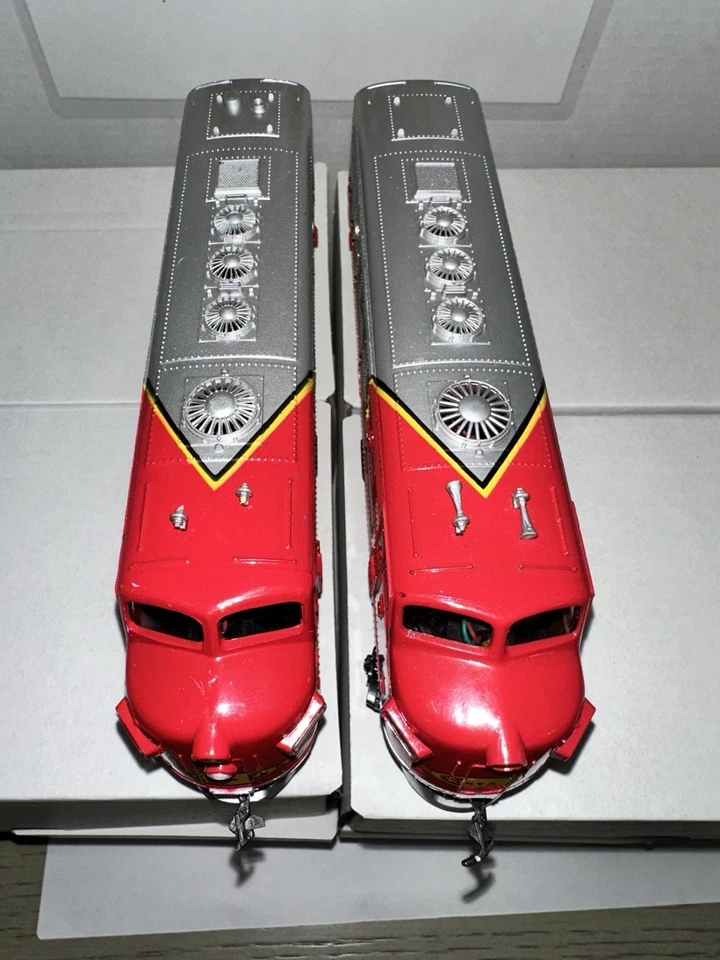 Bachmann Santa Fe HO дизельный локомотив с комплектом фар с грузами непроверенный лот - Изображение 3 из 4